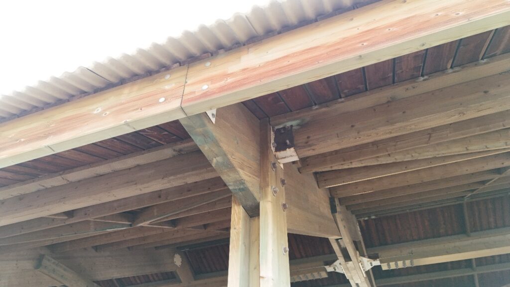 Trace de corrosion sur ferrures de charpente en bois, observée sur l'île de La Réunion.