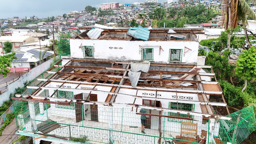 Maison dévastée par le cyclone Chido en 2025 à Mayotte, présentant des dégâts importants sur la couverture et la structure.