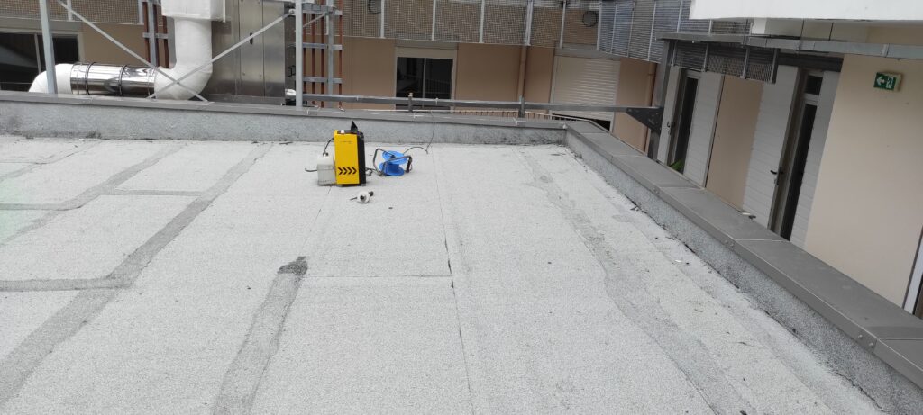 Test par fumigène pour détecter les fuites sur une terrasse avec étanchéité bitumineuse à La Réunion.